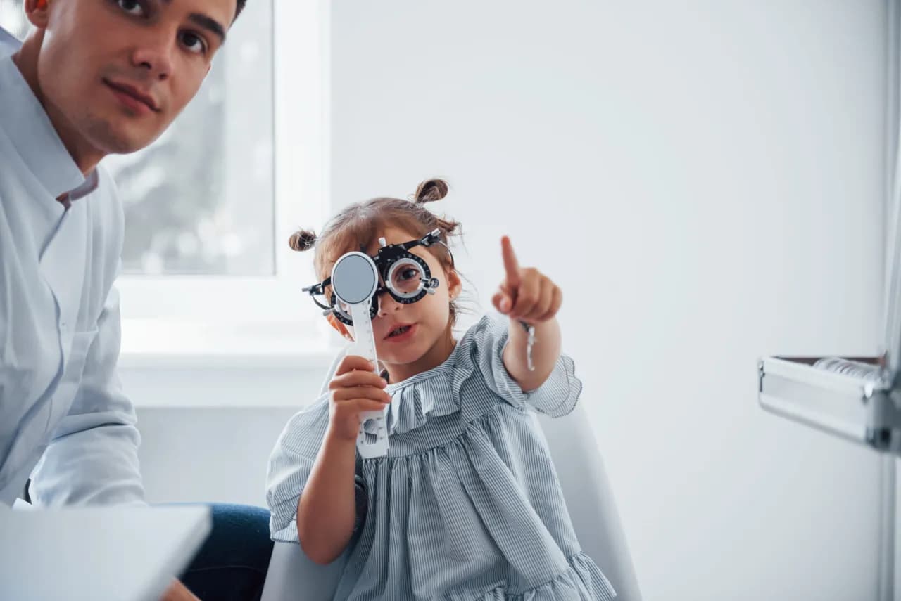 Kiedy pierwsza wizyta u okulisty z niemowlakiem? Nie przegap ważnych wskazówek Kiedy pierwsza wizyta u okulisty z niemowlakiem? Nie przegap ważnych wskazówek