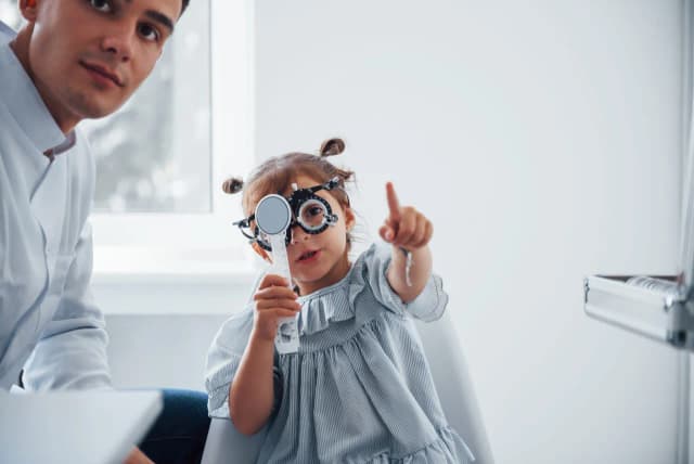 Kiedy pierwsza wizyta u okulisty z niemowlakiem? Nie przegap ważnych wskazówek Kiedy pierwsza wizyta u okulisty z niemowlakiem? Nie przegap ważnych wskazówek