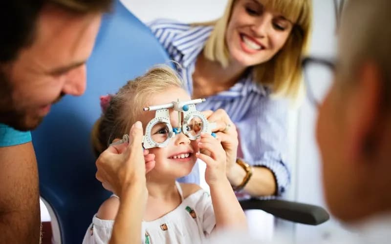 Jak wygląda badanie wzroku u dziecka i dlaczego jest tak ważne Jak wygląda badanie wzroku u dziecka i dlaczego jest tak ważne