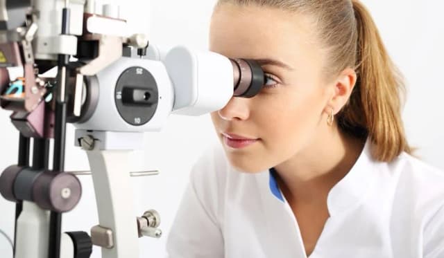 Dobór okularów: okulista czy optometrysta - kogo wybrać dla siebie? Dobór okularów: okulista czy optometrysta - kogo wybrać dla siebie?